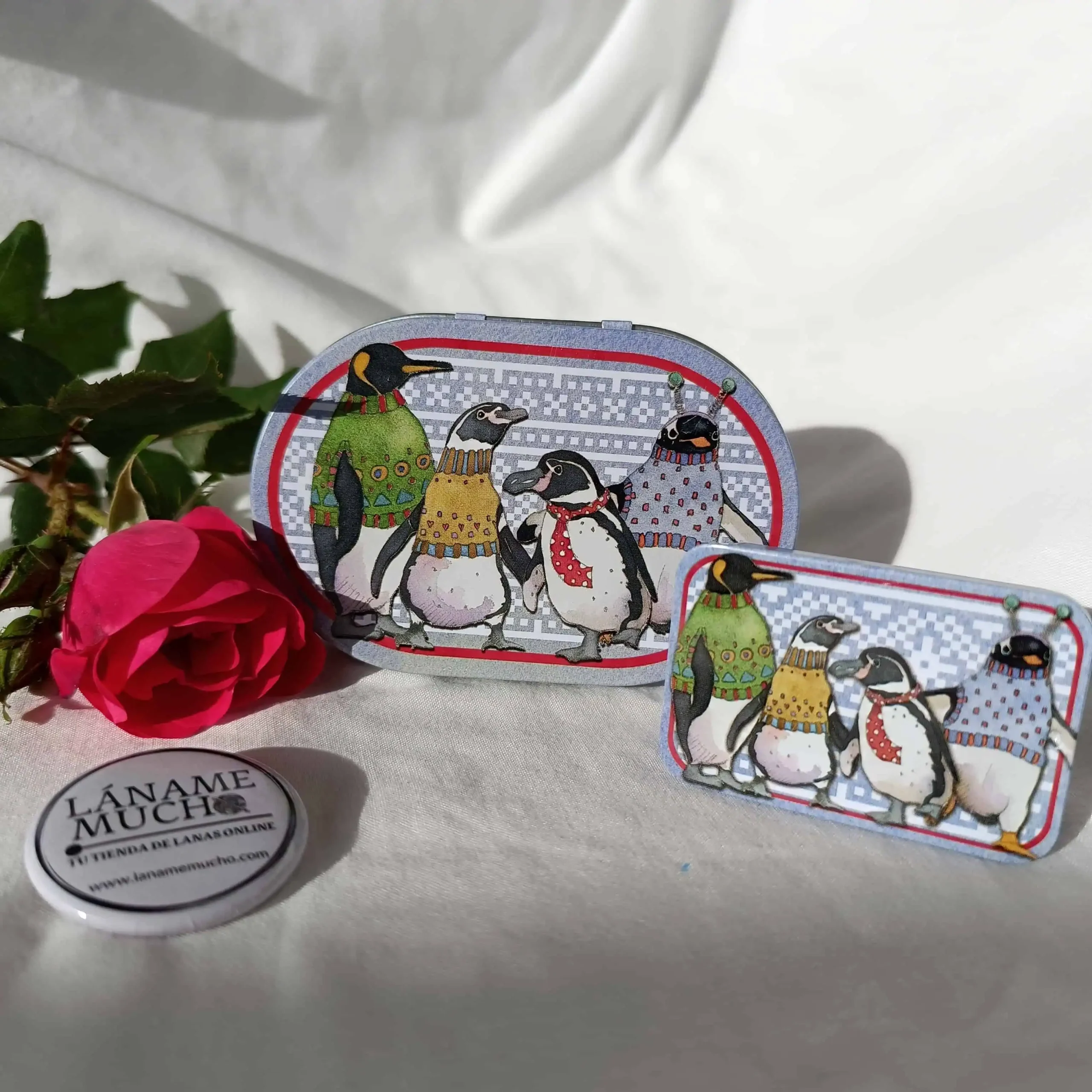 EMMA BALL Caja Metálica Ovalada "Penguins in Pullover". - Imagen 2