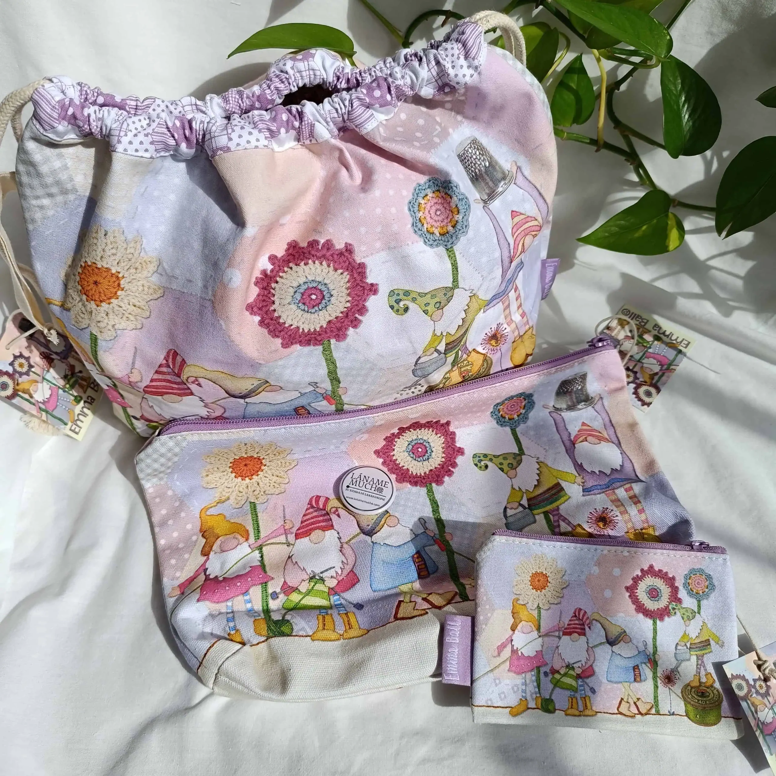 EMMA BALL Bolsa con cremallera "Crafting Gnomes". - Imagen 2